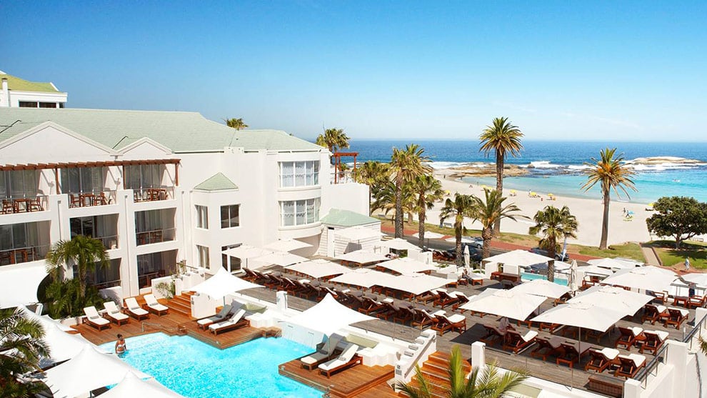 vista mare dalla piscina del bay view hotel a camps bay