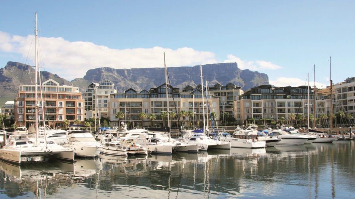 vista della marina del waterfront a cape town con la table mountain sullo sfondo