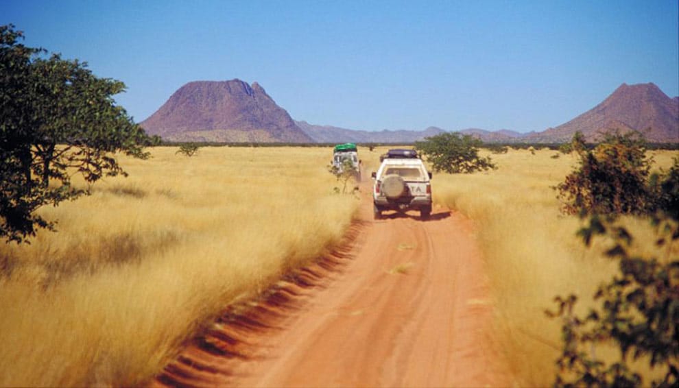in 4x4 nella marienfluss valley in namibia