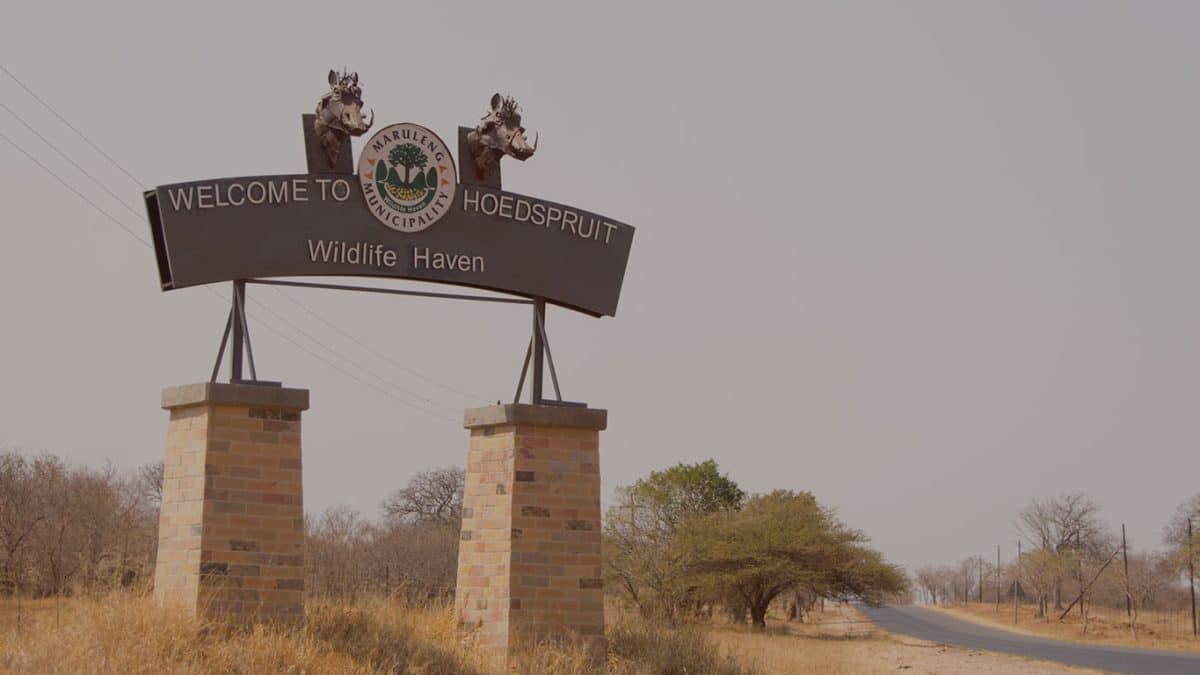 cartello di benvenuto a Hoedspruit alle porte del kruger