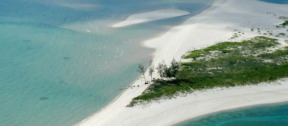 le bianche spiagge dell'isola di pemba bagnate dalle acque turchesi dell'oceano indiano
